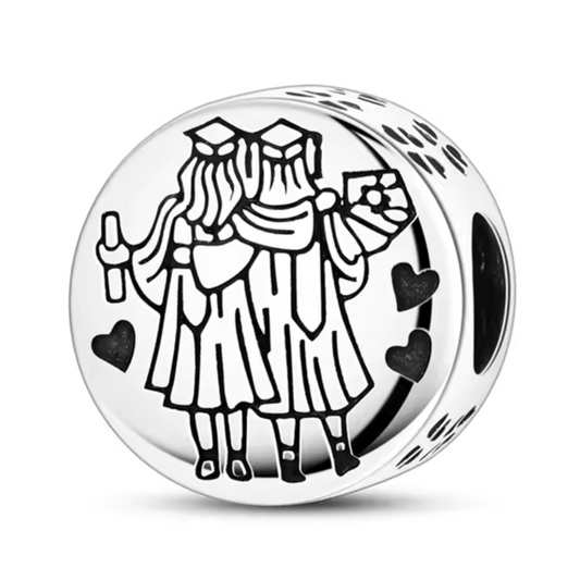 Commémorez les moments marquants de réussite avec ce charm dédié à la célébration de la graduation. Conçu en argent 925, il représente deux diplômés en toge et chapeau, partageant leur joie et leur accomplissement. Ce charm est un symbole parfait de fierté et d'accomplissement, idéal pour marquer une étape importante de la vie académique.
