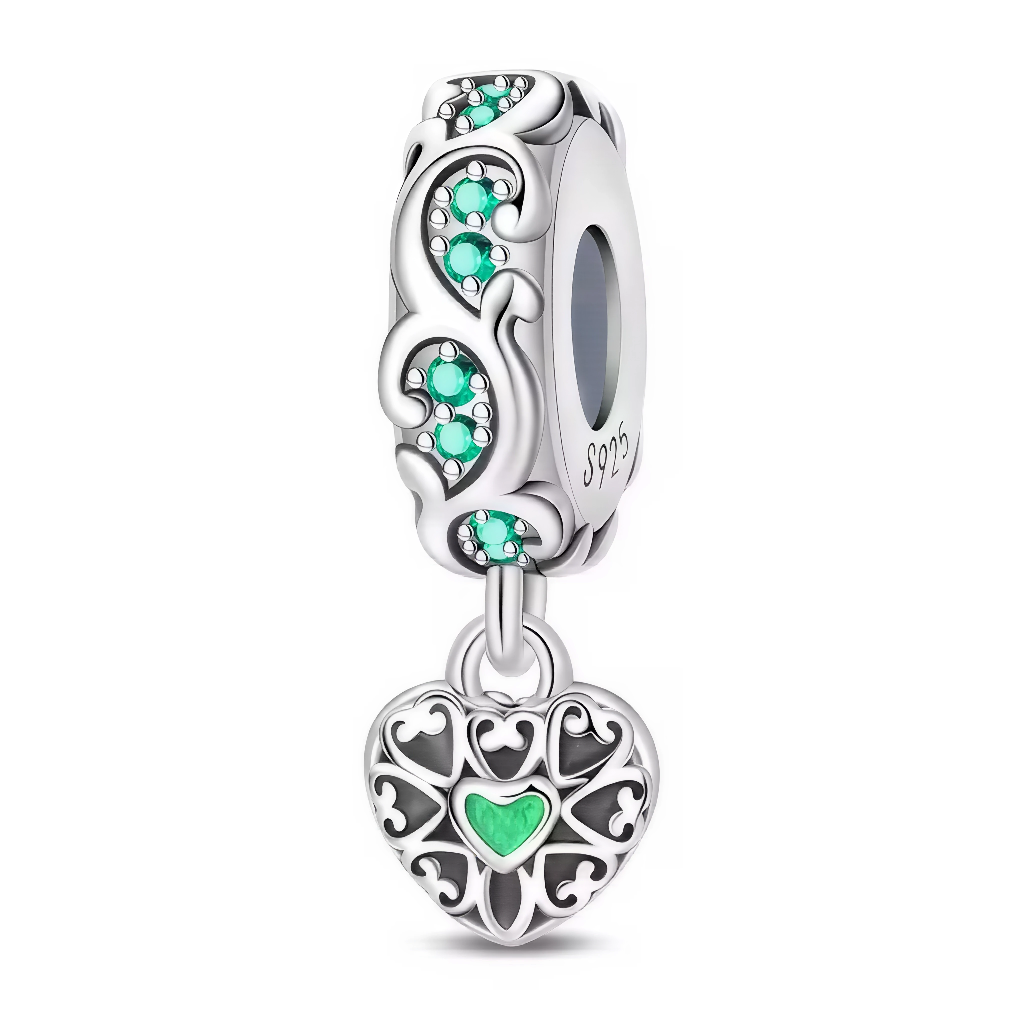 Ce charm raffiné arbore un anneau ajouré aux volutes élégantes pavé de pierres vertes étincelantes, suspendant un cœur openwork orné d’un insert vert translucide au centre pour un éclat frais et mystérieux. Les motifs entrelacés en argent sterling créent un effet aérien et précieux, avec une chaîne fine reliant le tout pour une accroche fluide. Symbole d’amour éternel et de nature vivifiante, il élève tout bracelet d’une touche romantique verdoyante.

Caractéristiques :

Matière : Argent 925 (S925) avec éma