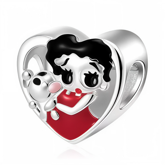 Craquez pour ce charm en argent 925 qui capture l’esprit pétillant et glamour de Betty Boop. Au centre d’un cœur délicatement travaillé, Betty pose dans son style iconique, apportant une touche rétro et séduisante à votre bijou. Un incontournable pour les fans de la pin-up la plus célèbre du monde de l’animation, idéal pour sublimer bracelets et colliers avec une note chic et féminine.