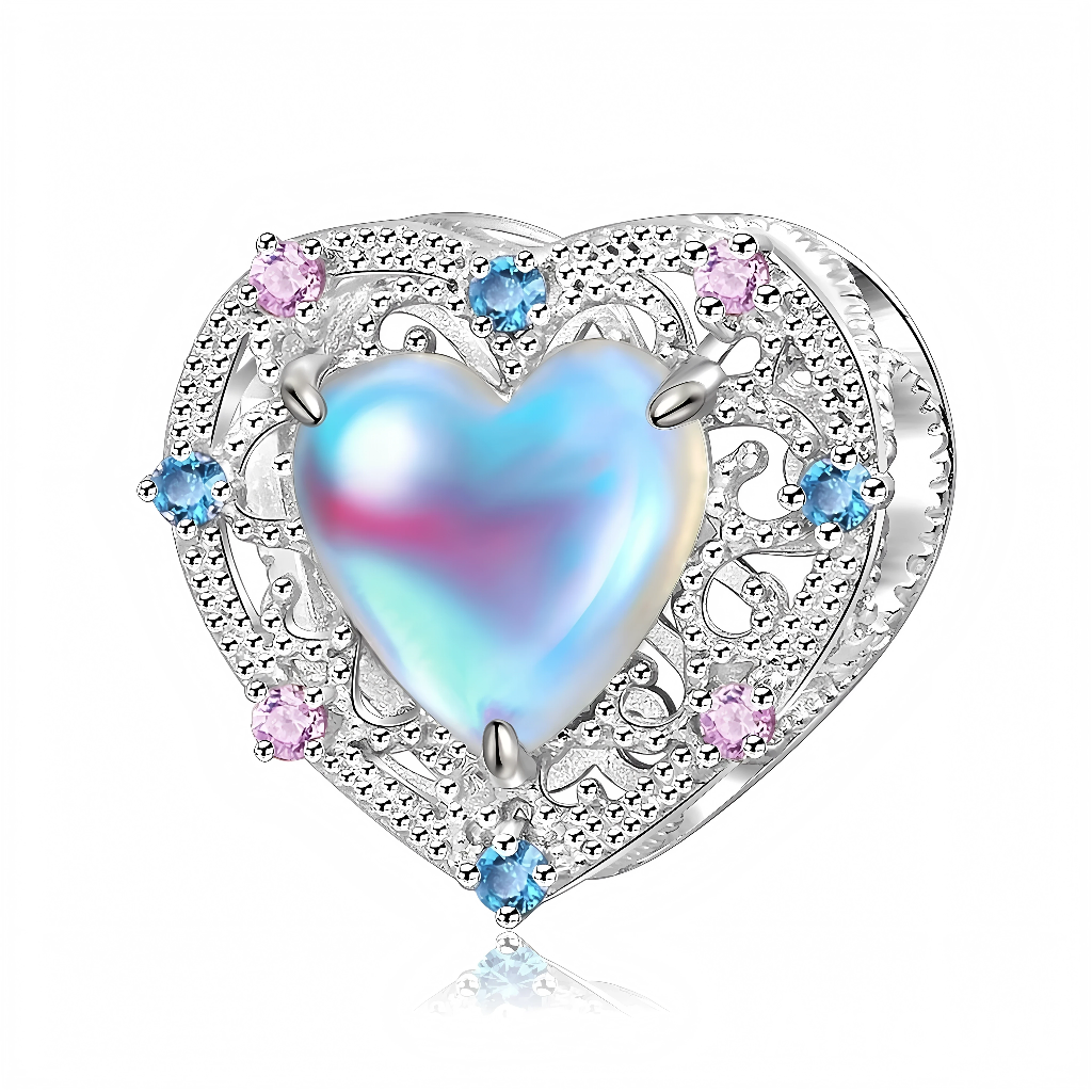 Ce charm en&nbsp;argent&nbsp;925 adopte une forme de cœur ajouré, travaillé en filigrane avec de fins motifs ciselés et serti de petites pierres roses et bleues scintillantes. Au centre, un grand cœur bombé aux reflets opale bleu, violet et rose est maintenu par quatre griffes, créant un effet lumineux et romantique