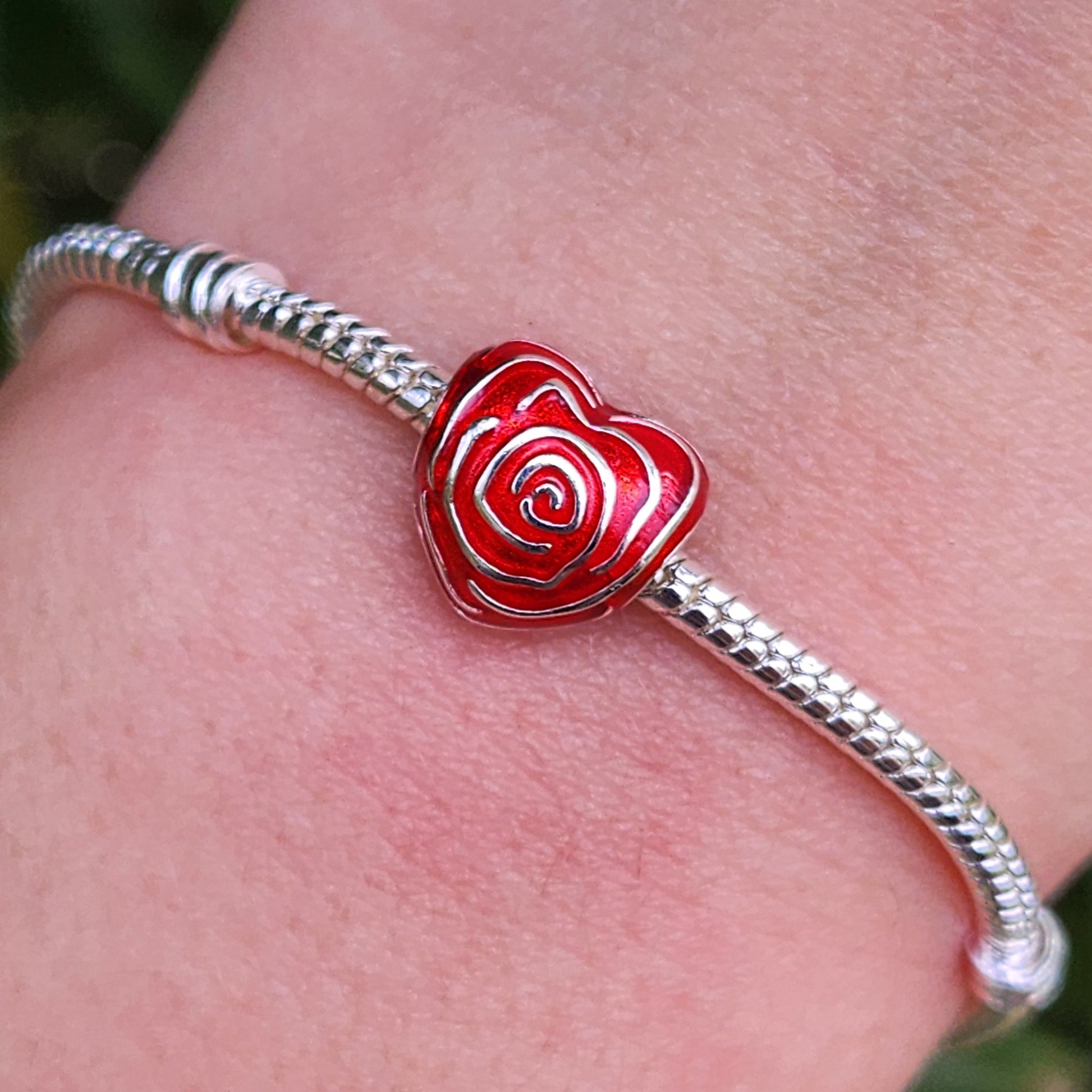Ajoutez de la couleur et de l'élégance à votre bracelet avec le Charm Cœur Fleurs, délicatement façonné en argent 925. Ce charm représente un cœur orné de fleurs, symbole de l’amour et de la beauté, et disponible en trois teintes : rouge, noir ou rose. Chaque couleur porte son propre message, de la passion intense au mystère délicat, en passant par la douceur romantique.

Que vous choisissiez la couleur qui vous ressemble ou que vous l'offriez à une personne chère, ce charm apportera une touche florale et i