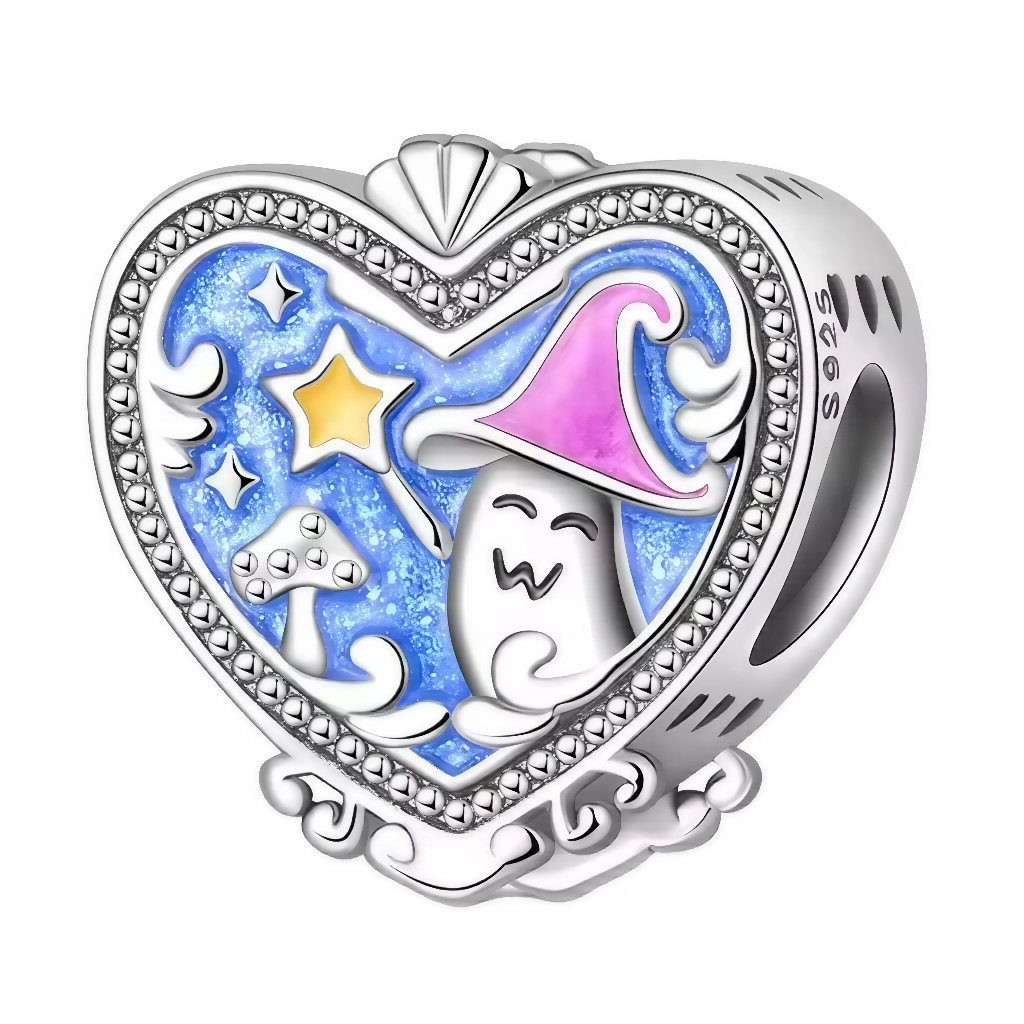 Ajoutez une dose de fantaisie à votre collection avec ce charm en forme de cœur, mettant en scène un adorable petit sorcier sous un ciel étoilé ! En argent 925, chaque détail enchante : le chapeau de sorcier se pare d’un rose vif qui brille dans le noir, pour une touche magique garantie, tandis qu’un champignon et une baguette illuminent la scène sur un fond bleu étoilé. Ce bijou captive autant par ses couleurs éclatantes que par son effet phosphorescent, parfait pour celles et ceux qui aiment la magie, la 
