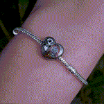 Ajoutez une touche de romance et de mystère gothique à votre collection avec ce charm représentant un cœur noir orné des silhouettes de Jack et Sally, inspiré par l'univers envoûtant de L'Étrange Noël de Monsieur Jack de Disney. Fabriqué en argent sterling 925, ce charm de haute qualité est compatible avec tous les bracelets Pandora, garantissant une intégration parfaite à votre bijou préféré. Parfait pour les fans de Jack et Sally, ce charm capture l'essence de leur amour éternel avec des détails minutieus