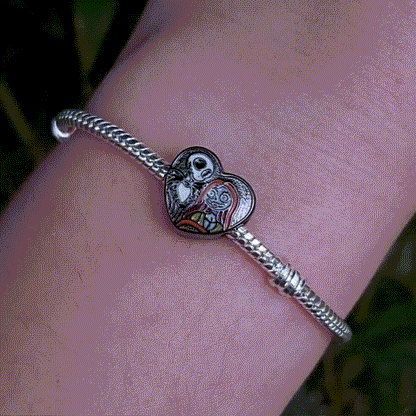 Ajoutez une touche de romance et de mystère gothique à votre collection avec ce charm représentant un cœur noir orné des silhouettes de Jack et Sally, inspiré par l'univers envoûtant de L'Étrange Noël de Monsieur Jack de Disney. Fabriqué en argent sterling 925, ce charm de haute qualité est compatible avec tous les bracelets Pandora, garantissant une intégration parfaite à votre bijou préféré. Parfait pour les fans de Jack et Sally, ce charm capture l'essence de leur amour éternel avec des détails minutieus