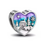 Ce charm en forme de cœur en argent 925 dévoile une scène de paysage enneigé en relief, avec maison, sapins et ours, sur un fond irisé dégradé bleu et violet qui évoque un ciel d’aurore boréale. Les côtés ajourés laissent passer la lumière, faisant scintiller les détails givrés et apportant une touche poétique à tout bracelet ou collier.

Caractéristiques :

- Matière : Argent 925 avec fond irisé multicolore
- Design : Cœur bombé décoré d’un paysage de montagne enneigée et d’un ours
- Coloris : Argent brill