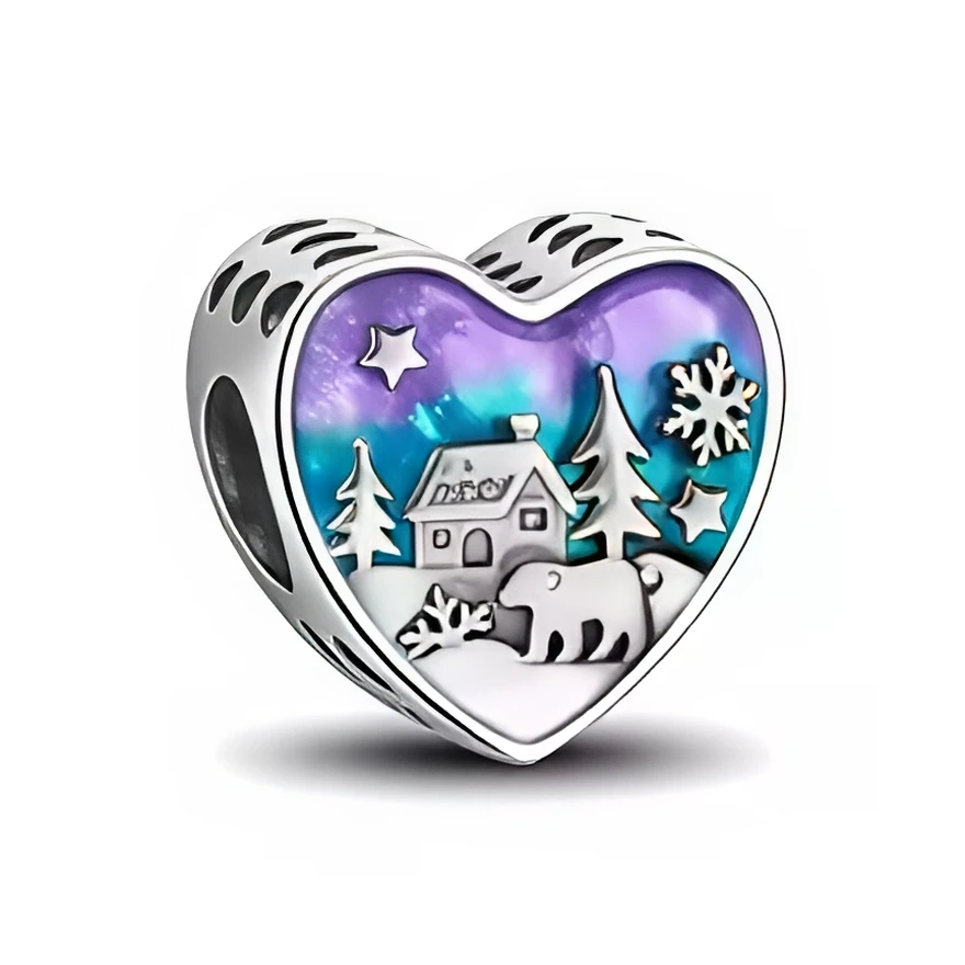 Ce charm en forme de cœur en argent 925 dévoile une scène de paysage enneigé en relief, avec maison, sapins et ours, sur un fond irisé dégradé bleu et violet qui évoque un ciel d’aurore boréale. Les côtés ajourés laissent passer la lumière, faisant scintiller les détails givrés et apportant une touche poétique à tout bracelet ou collier.

Caractéristiques :

- Matière : Argent 925 avec fond irisé multicolore
- Design : Cœur bombé décoré d’un paysage de montagne enneigée et d’un ours
- Coloris : Argent brill