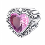 Ce charm pour bracelet en argent 925 expose un cœur rose-violet taillé étincelante, enchâssé dans un cadre baroque orné de volutes et perles fines pour une allure royale et passionnée. La base cylindrique texturée assure une fixation solide sur les bracelets modulaires.

Caractéristiques :

Matière : Argent 925 (S925)
Design : Pierre cœur fuchsia-violette facettée au centre d'un entourage rococo avec motifs scrollés et studs, forme tube pour bracelet.
Style : Luxueux et victorien, parfait pour les romantiqu