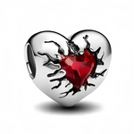 Ce charm en argent 925 forme un cœur bombé, dont la surface semble se fissurer pour laisser apparaître en son centre un cœur rouge facetté comme un cristal. Les veines noires qui rayonnent autour du cœur intérieur créent un contraste fort et donnent au bijou une allure intense, entre passion et rock.

Caractéristiques :

- Matière : Argent 925 avec cristal synthétique rouge et oxydation noire.
- Design : Cœur lisse fissuré laissant émerger un cœur rouge facetté.
- Coloris : Argent brillant, rouge profond, t