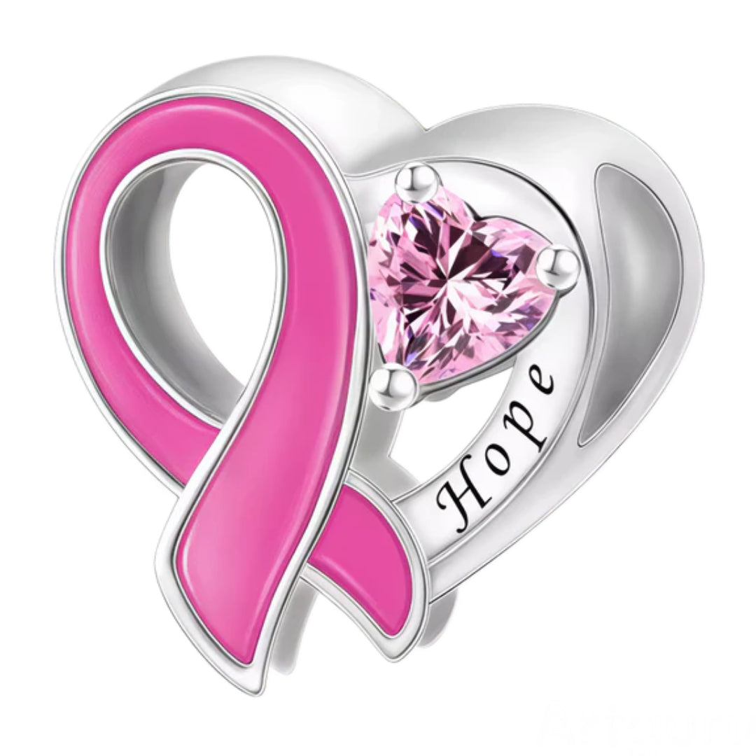 Ajoutez une touche de douceur et de solidarité à toute collection avec ce charm en forme de cœur enlacé d’un ruban rose et orné d’une pierre cœur scintillante gravée “Hope”. En argent 925, il symbolise le soutien et l’espoir avec une finition élégante et des détails soignés, parfait pour mettre en valeur bracelets et porte-bonheur de style européen. Sa teinte rose lumineuse et son message positif en font un bijou émouvant pour Octobre Rose et pour tous les jours.
