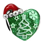 Ce charm en forme de cœur en argent 925 est recouvert d’un émail vert profond texturé, décoré d’un sapin stylisé, d’étoiles et d’un flocon pour une ambiance de fêtes assumée. Un bonnet rouge de Noël en relief vient se poser sur le cœur, ajoutant une touche ludique et chaleureuse idéale pour personnaliser un bracelet ou un collier.

Caractéristiques :

- Matière : Argent 925 avec émaux vert et rouge
- Design : Cœur bombé décoré d’un sapin, d’étoiles et d’un flocon sous un bonnet de Noël
- Coloris : Argent br