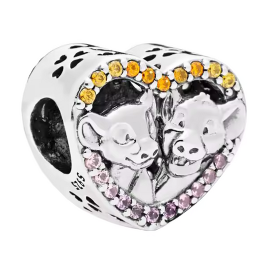 Célébrez l'amour et l'amitié avec ce charm en forme de cœur scintillant, mettant en vedette Simba et Nala, les héros emblématiques du Roi Lion. Fabriqué en argent sterling 925, ce charm brille de mille feux grâce à ses détails lumineux et sa finition étincelante. Idéal pour les fans de Disney, ce charm capture l'essence de l'aventure et de la loyauté, rendant hommage à l'une des histoires les plus chères de l'univers Disney.