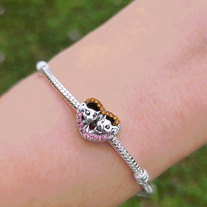 Célébrez l'amour et l'amitié avec ce charm en forme de cœur scintillant, mettant en vedette Simba et Nala, les héros emblématiques du Roi Lion. Fabriqué en argent sterling 925, ce charm brille de mille feux grâce à ses détails lumineux et sa finition étincelante. Idéal pour les fans de Disney, ce charm capture l'essence de l'aventure et de la loyauté, rendant hommage à l'une des histoires les plus chères de l'univers Disney.