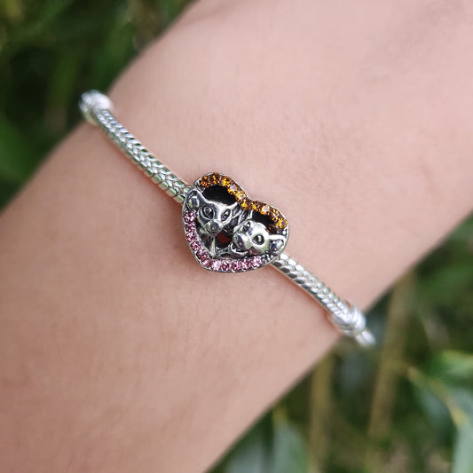 Célébrez l'amour et l'amitié avec ce charm en forme de cœur scintillant, mettant en vedette Simba et Nala, les héros emblématiques du Roi Lion. Fabriqué en argent sterling 925, ce charm brille de mille feux grâce à ses détails lumineux et sa finition étincelante. Idéal pour les fans de Disney, ce charm capture l'essence de l'aventure et de la loyauté, rendant hommage à l'une des histoires les plus chères de l'univers Disney.