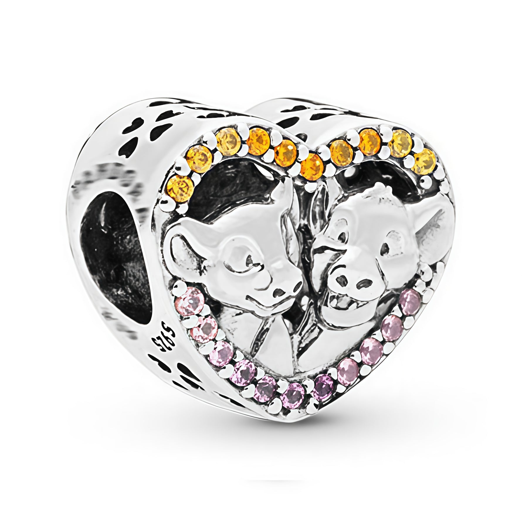 Apporte une touche romantique et symbolique à ton bracelet avec ce charm cœur Simba et Nala. Inspiré de l’univers du Roi Lion, ce bijou en argent 925 met en valeur Simba et Nala réunis dans un cœur scintillant, symbole d’amour, d’équilibre et de complicité. Un charm élégant et chaleureux, parfait pour les fans de Disney et des pièces pleines de sens.

Caractéristiques :

- Matière : Argent 925 avec détails en oxydes de zirconium.
- Design : Simba et Nala dans un cœur avec finitions soignées.
- Dimensions : 