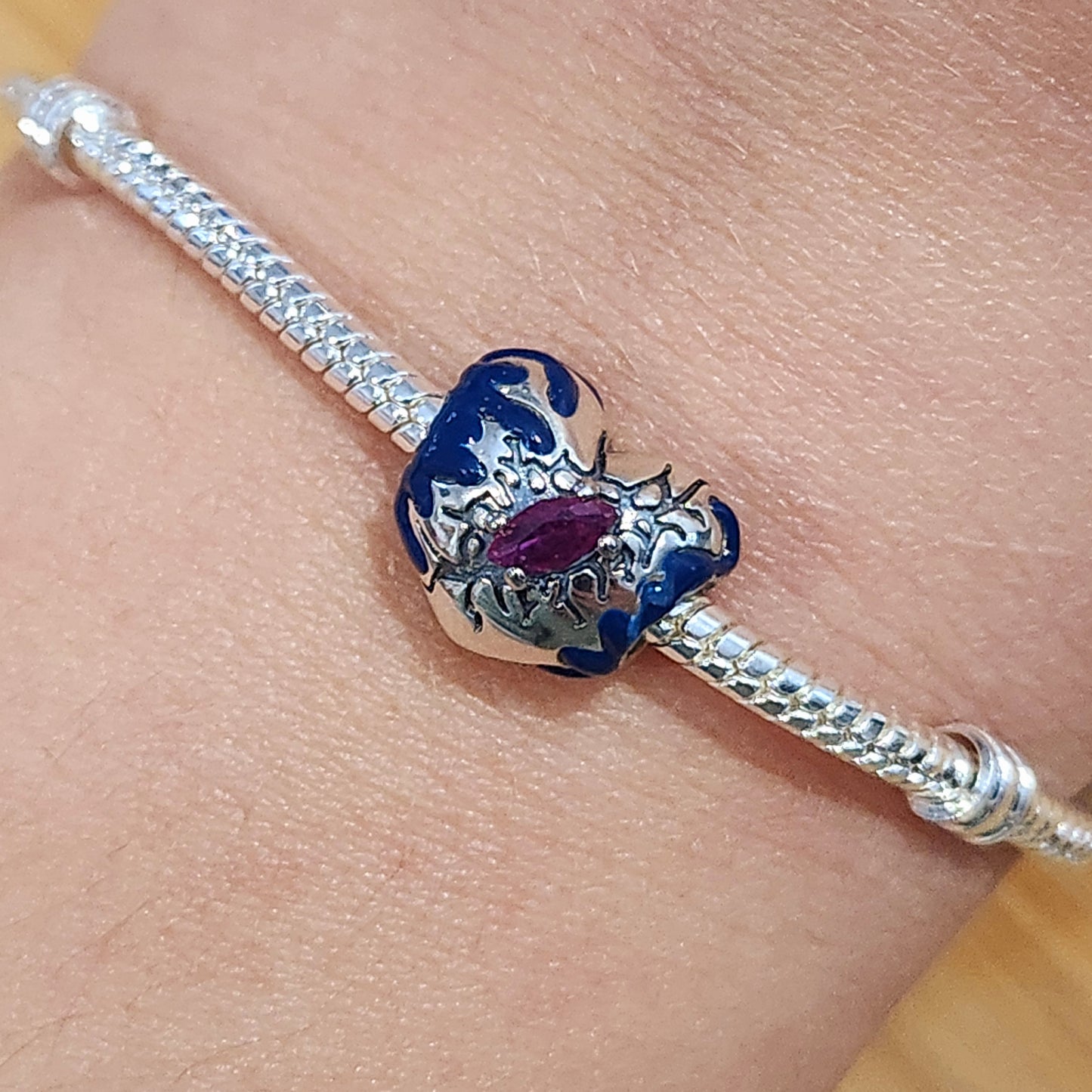Ajoutez une touche de mystère et de nostalgie à votre collection avec ce charm Cœur&nbsp; inspiré de Stranger Things. Fabriqué en résine brillante et détaillé avec soin, ce charm représente un cœur, évoquant l'ambiance intrigante de la série. Son éclat symbolise les liens forts et les aventures surnaturelles des personnages, parfait pour les fans qui souhaitent montrer leur passion pour l'univers fantastique des années 80. Compatible avec les bracelets Pandora, ce charm apportera une note captivante et dyna