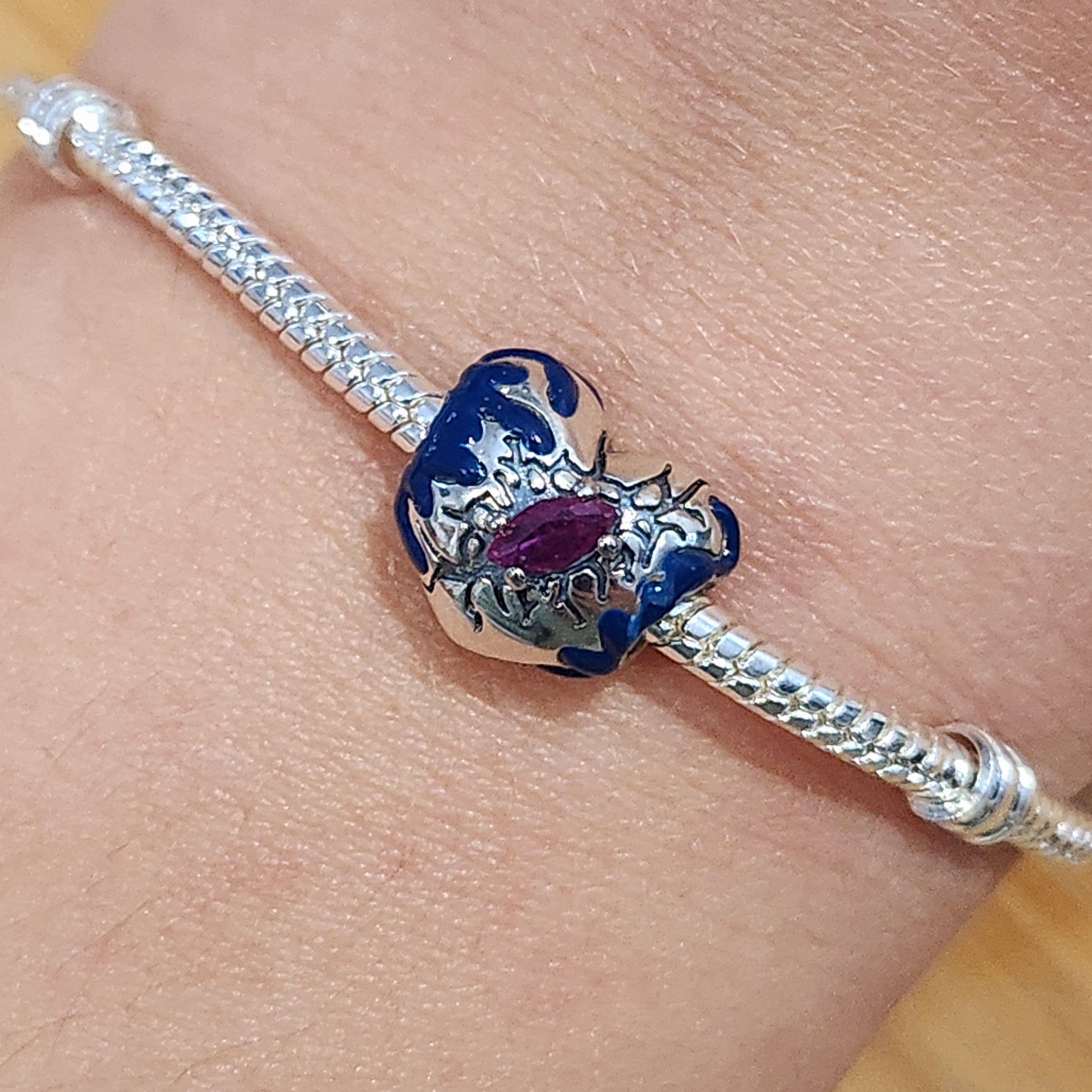 Ajoutez une touche de mystère et de nostalgie à votre collection avec ce charm Cœur&nbsp; inspiré de Stranger Things. Fabriqué en résine brillante et détaillé avec soin, ce charm représente un cœur, évoquant l'ambiance intrigante de la série. Son éclat symbolise les liens forts et les aventures surnaturelles des personnages, parfait pour les fans qui souhaitent montrer leur passion pour l'univers fantastique des années 80. Compatible avec les bracelets Pandora, ce charm apportera une note captivante et dyna