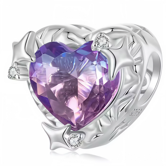 Apportez une touche élégante et colorée à votre bracelet avec ce charm en Argent 925 en forme de cœur violet entouré d’un contour argenté. Un bijou raffiné qui allie éclat et douceur.

Caractéristiques
– Matière : Argent 925
– Design : Cœur violet avec contour argenté
– Style : Élégant et intemporel
