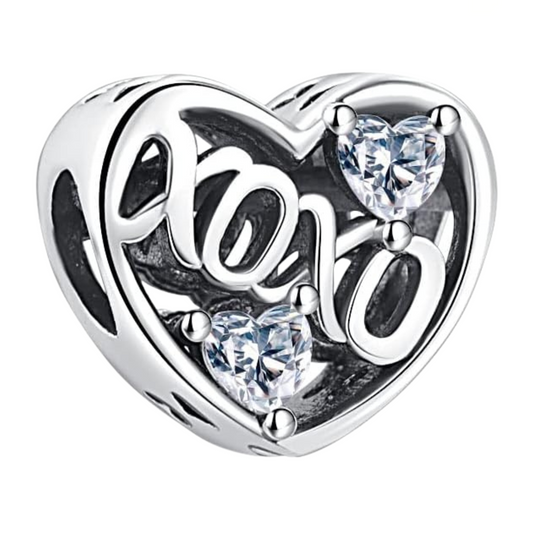 Ajoutez une touche d’amour et de tendresse à votre bracelet avec le Charm Cœur avec Inscription "XOXO", délicatement conçu en argent 925. Ce charm représente un cœur élégant, gravé des lettres "XOXO", symbole des bisous et des câlins, parfait pour exprimer l’affection et les liens spéciaux qui unissent.

Idéal pour offrir à un être cher ou pour ajouter une note douce et romantique à votre collection, ce charm est un incontournable pour les amateurs de simplicité empreinte de sens. Compatible avec les bracel