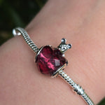 Ajoutez une touche d'amour et de magie Disney à votre bracelet avec ce charm en forme de cœur, délicatement orné de la silhouette emblématique de Mickey Mouse. Fabriqué en argent sterling 925, ce charm capture l'esprit enchanteur de Disney tout en apportant une note d'élégance et de tendresse. Parfait pour les fans de Mickey et de l'univers Disney, ce charm est une manière idéale de personnaliser votre bracelet avec une touche de fantaisie et de nostalgie.