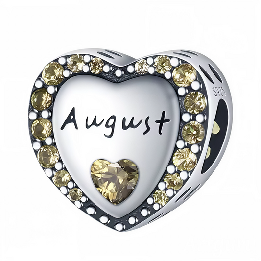 Illuminez le mois d’août avec ce charm en argent 925 en forme de cœur, délicatement orné d’un contour de strass jaunes éclatants. Au centre, l’inscription « August » est gravée avec finesse, sublimée par une pierre jaune en forme de cœur qui symbolise la joie et l’énergie estivale. Un bijou parfait pour célébrer un anniversaire d’août ou offrir un cadeau vibrant et plein de sens.