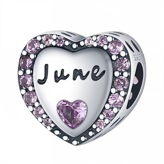 Accueillez le mois de juin avec ce charm en argent 925 en forme de cœur, délicatement orné d’un contour de strass roses éclatants. Au centre, l’inscription « June » est gravée avec finesse, sublimée par une pierre rose en forme de cœur qui symbolise la tendresse et la douceur estivale. Un bijou parfait pour célébrer un anniversaire de juin ou offrir un cadeau élégant et chargé de sens.