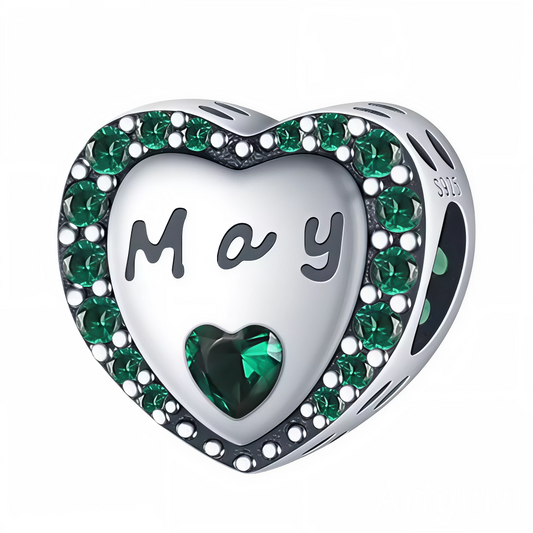 Célébrez le mois de mai avec ce charm en argent 925 en forme de cœur, délicatement orné d’un contour de strass verts éclatants. Au centre, l’inscription « May » est gravée avec élégance, sublimée par une pierre verte en forme de cœur qui symbolise la croissance et la vitalité. Un bijou parfait pour marquer un anniversaire de mai ou offrir un cadeau unique et porteur de sens.