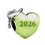 Apporte une touche élégante et symbolique à ton bracelet avec ce charm cœur diplôme 2026 vert. Son design en argent 925 avec émail vert et l’année 2026 gravée en fait un bijou parfait pour célébrer une graduation et marquer un souvenir fort. Un charm raffiné, joyeux et plein d’émotion, idéal pour offrir ou pour garder une belle trace de cette réussite.

Caractéristiques :

- Matière : Argent 925 avec émail.
- Design : Cœur vert avec inscription 2026 et finition soignée.
- Dimensions : Taille délicate et con