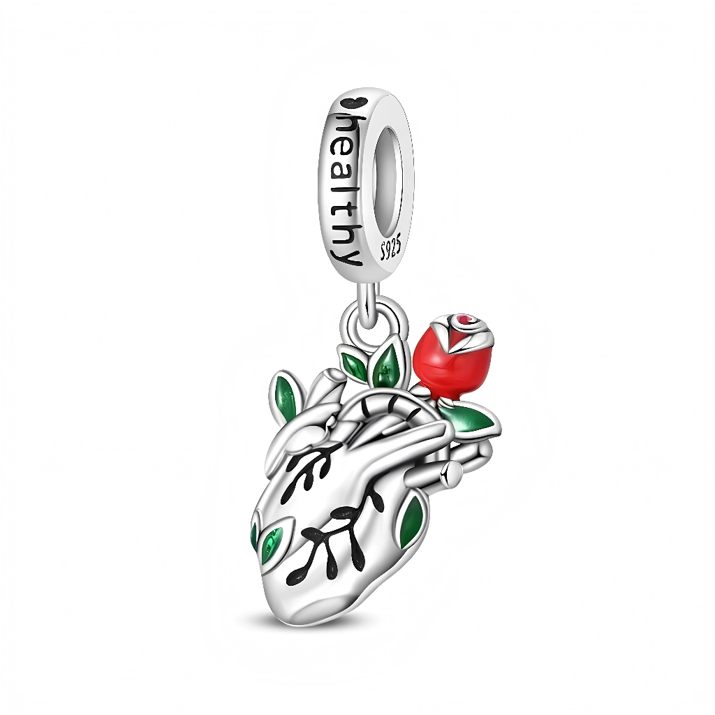 Charm cœur anatomique avec rose rouge et feuilles vertes, suspendu à une bélière gravée du mot « healthy ». Parfait pour célébrer la force du cœur, la guérison ou pour offrir à un professionnel de santé sur un bracelet façon Pandora.
