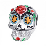 Ce charm en argent 925 présente un crâne calavera couronné d’une rose rouge émaillée intense au feuillage vert luxuriant, visage orné de motifs floraux bleus, orange et verts avec yeux orange vif soulignés de noir, sourire joyeux et moustache stylisée. Il incarne l’esprit festif et coloré du Día de los Muertos mexicain, parfait pour un bracelet vibrant de tradition culturelle.

Caractéristiques :

Matière : Argent 925
Design : Crâne calavera couronné d’une rose rouge émaillée intense au feuillage vert luxur