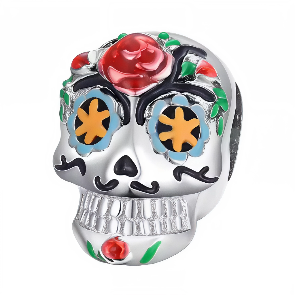 Ce charm en argent 925 présente un crâne calavera couronné d’une rose rouge émaillée intense au feuillage vert luxuriant, visage orné de motifs floraux bleus, orange et verts avec yeux orange vif soulignés de noir, sourire joyeux et moustache stylisée. Il incarne l’esprit festif et coloré du Día de los Muertos mexicain, parfait pour un bracelet vibrant de tradition culturelle.

Caractéristiques :

Matière : Argent 925
Design : Crâne calavera couronné d’une rose rouge émaillée intense au feuillage vert luxur