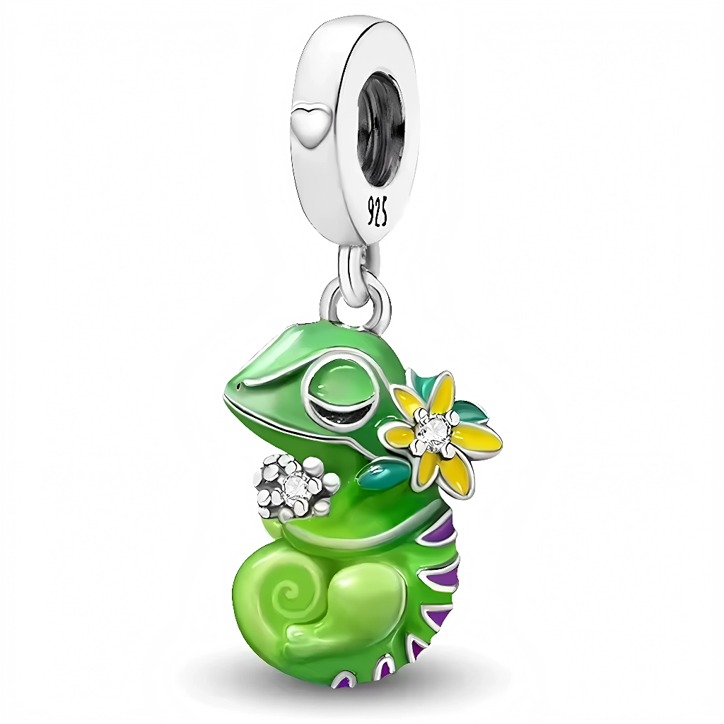Ce charm pendant en argent 925 représente un caméléon vert stylisé, enroulé sur lui-même avec une longue queue en spirale et des détails de dos soulignés de touches violettes. Sur son flanc, une grande fleur jaune et une petite fleur blanche serties de cristaux ajoutent une note lumineuse et printanière qui contraste joliment avec le vert acidulé de son corps.

Caractéristiques :

- Matière : Argent 925 avec émaux vert, jaune, violet et pierres synthétiques transparentes.
- Design : Caméléon enroulé tenant 