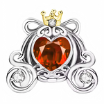 Fêtez la magie de Disney avec ce charm Carrosse exclusif. Fabriqué en argent 925 et orné de détails enchanteurs, ce bijou représente le célèbre carrosse de Cendrillon, symbolisant les rêves et les contes de fées intemporels.