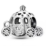 Ce charm féerique somptueux reproduit un carrosse ovale ajouré aux motifs floraux et cœurs ciselés, couronné d'un dôme royal et flanqué de roues ajourées dynamiques. Les fenêtres sombres et ornements baroques évoquent magie nocturne du pendentif suspendu. Symbole de transformations merveilleuses et rêves princiers, il emporte les bracelets vers un bal éternel scintillant.

Caractéristiques

Matière : Argent 925 poli avec structure ajourée fine.
Design : Carrosse 3D ajouré cœurs fleurs, dôme royal roues susp