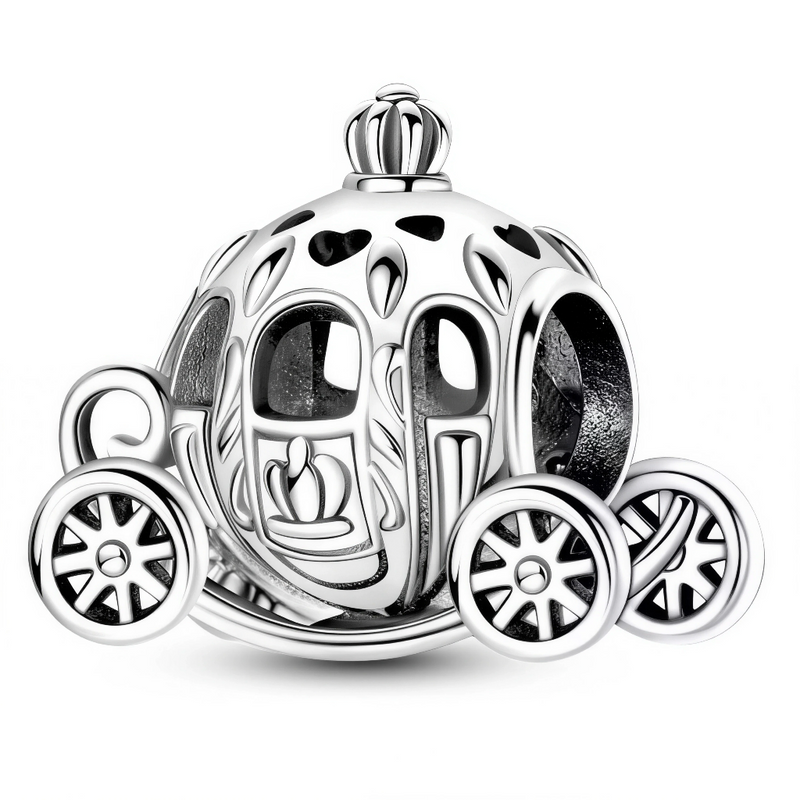 Ce charm féerique somptueux reproduit un carrosse ovale ajouré aux motifs floraux et cœurs ciselés, couronné d'un dôme royal et flanqué de roues ajourées dynamiques. Les fenêtres sombres et ornements baroques évoquent magie nocturne du pendentif suspendu. Symbole de transformations merveilleuses et rêves princiers, il emporte les bracelets vers un bal éternel scintillant.

Caractéristiques

Matière : Argent 925 poli avec structure ajourée fine.
Design : Carrosse 3D ajouré cœurs fleurs, dôme royal roues susp