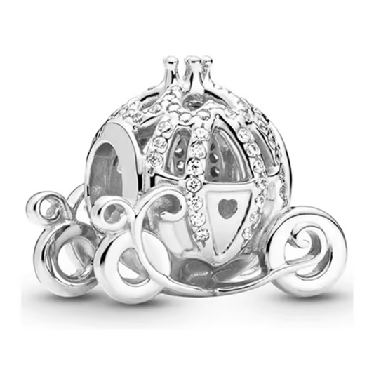 Ajoutez une touche de magie et de conte de fées à votre collection avec ce charm représentant le carrosse scintillant de Cendrillon. Fabriqué en argent sterling 925 et orné de détails étincelants, ce charm de haute qualité est compatible avec tous les bracelets Pandora, garantissant une intégration parfaite à votre bijou préféré. Parfait pour les fans de Cendrillon et de l'univers Disney, ce charm capture la splendeur et le glamour du carrosse enchanté, avec des détails minutieusement travaillés et des élém