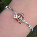 Ajoutez une touche de magie et de conte de fées à votre collection avec ce charm représentant le carrosse scintillant de Cendrillon. Fabriqué en argent sterling 925 et orné de détails étincelants, ce charm de haute qualité est compatible avec tous les bracelets Pandora, garantissant une intégration parfaite à votre bijou préféré. Parfait pour les fans de Cendrillon et de l'univers Disney, ce charm capture la splendeur et le glamour du carrosse enchanté, avec des détails minutieusement travaillés et des élém