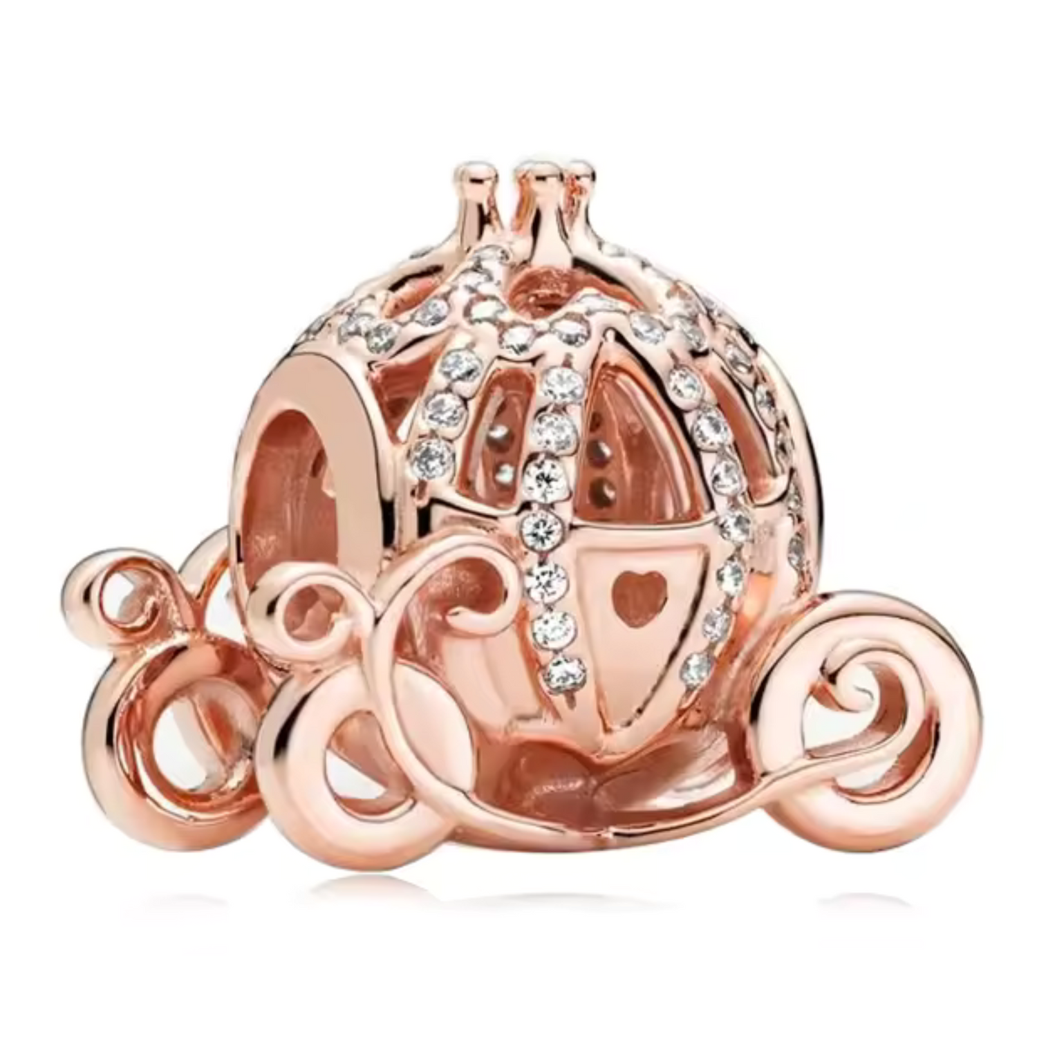 Ajoutez une touche de magie et de conte de fées à votre collection avec ce charm représentant le carrosse scintillant de Cendrillon. Fabriqué en argent sterling 925 et orné de détails étincelants, ce charm de haute qualité est compatible avec tous les bracelets Pandora, garantissant une intégration parfaite à votre bijou préféré. Parfait pour les fans de Cendrillon et de l'univers Disney, ce charm capture la splendeur et le glamour du carrosse enchanté, avec des détails minutieusement travaillés et des élém