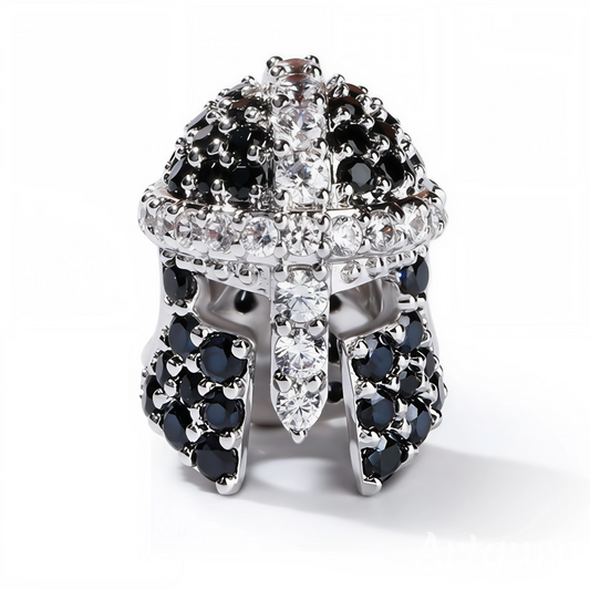 Ajoutez une touche de légende à votre collection avec ce charm en argent 925 représentant un casque de chevalier inspiré du style grec ancien. Orné de strass scintillants, ce bijou rend hommage au courage et à la grandeur des héros mythologiques. Une pièce élégante et symbolique qui attire tous les regards.