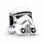 Vivez la galaxie lointaine, très lointaine, au poignet avec ce charm casque&nbsp;Stormtrooper en argent sterling 925, inspiré des soldats emblématiques de l’Empire galactique. Sa finition blanche et noire évoque le fameux casque vu dans Star Wars™, une pièce incontournable pour les fans et collectionneurs de bijoux geek. Compatible avec la plupart des bracelets à charms standards (type Pandora et similaires), ce bijou ajoute une touche interstellaire à vos créations.