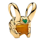 Charm représentant le casque doré de Loki, reconnaissable à ses deux longues cornes. Finement travaillé en argent 925 avec une finition dorée et une pierre verte au centre, ce modèle s’inspire de l’apparence emblématique du personnage de Marvel.

Caractéristiques :

Matière : Argent 925 avec finition dorée et pierre verte.
Design : Casque de Loki avec ses deux cornes emblématiques.
Style : Marvel, mythologique, original et collector.
Symbolique : Pouvoir, malice, ambition, mystère et univers Marvel.
Compati