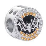 Charm en argent 925 de forme ronde mettant en scène une chauve-souris aux ailes déployées sur un fond noir laqué, entourée d’un double halo de pierres scintillantes blanches et orange. Un bijou original et festif qui apporte une touche mystérieuse et lumineuse à bracelets et colliers, idéal pour la saison d’Halloween.

Caractéristiques

– Métal : argent 925
– Design : disque ajouré avec chauve-souris centrale, halo de pierres blanches et orange
– Type : charm
– Finition : émail noir brillant et serti minuti
