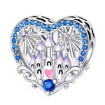 Ce charm magique encadre un palais féerique aux tours élancées dans un cœur ajouré pavé de cristaux bleus étincelants, avec feux d’artifice violets explosifs et un cœur rose tendre au centre. Les détails sculptés en argent sterling capturent une nuit enchantée de célébration royale, illuminée par pierres précieuses pour un éclat festif. Symbole de rêves grandioses et de moments inoubliables, il transforme tout bracelet en portail vers l’émerveillement.

Caractéristiques :

Matière : Argent 925 (S925) avec é
