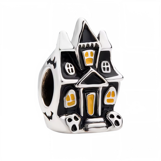 Plongez dans l’ambiance sombre et envoûtante d’Halloween avec ce charm représentant un château terrifiant. Ses tours gothiques et ses fenêtres éclairées d’une lueur mystérieuse évoquent les contes de fantômes et les nuits d’épouvante. Avec ses détails finement sculptés et ses finitions argentées éclatantes, ce charm unique apportera une touche dramatique et fascinante à votre bracelet.