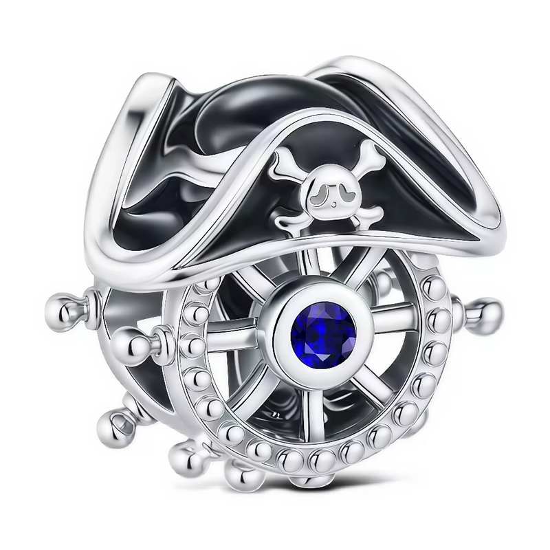 Ce charm aventureux audacieux arbore un chapeau tricorne noir lustré orné d'un crâne souriant argenté au centre, associé à une grande roue de gouvernail rayonnante sertie d'un cristal bleu vif au noyau. Les rayons ajourés et bordures perlées renforcent le style nautique intrépide du pendentif suspendu. Symbole d'exploration hardie et horizons infinis, il propulse les bracelets vers des quêtes exaltantes.

Caractéristiques

Matière : Argent 925 avec émail noir et cristal bleu.
Design : Chapeau tricorne crâne