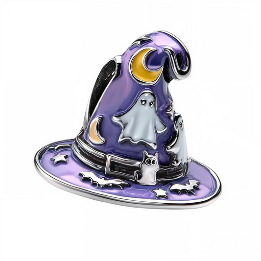Ajoutez une touche mystique et colorée à votre collection avec ce charm représentant un chapeau de magicien violet orné d’un fantôme blanc espiègle et d’un croissant de lune jaune éclatant. Ce mélange de couleurs vives et de symboles emblématiques d’Halloween crée une pièce à la fois magique et festive, idéale pour illuminer votre bracelet pendant la saison des sorcières.