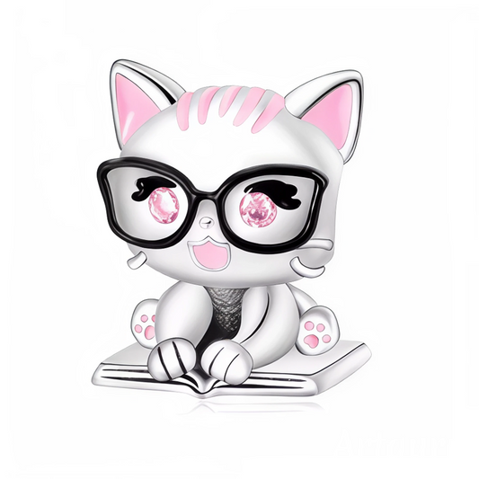 Laissez entrer une touche d'intelligence féline dans votre collection avec ce charm en argent 925 représentant un chat assis sur un livre, lunettes noires sur le nez et détails roses subtils. À la fois studieux et attendrissant, ce petit compagnon est idéal pour les passionnés de lecture, de chats ou de bijoux originaux au charme discret. Un détail craquant à glisser sur votre bracelet pour une note espiègle et cultivée !