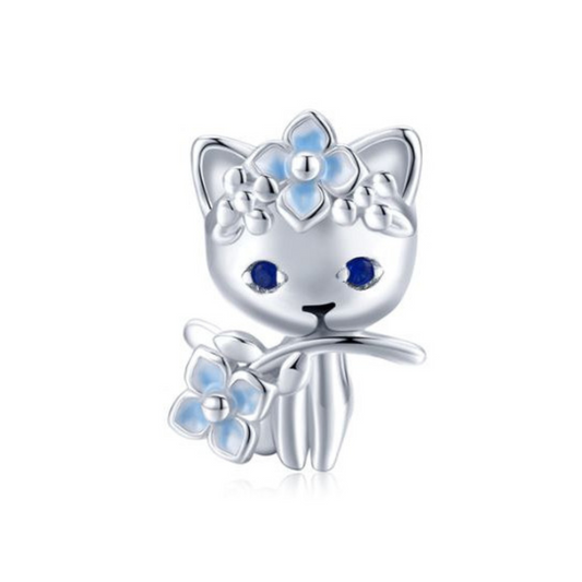 Ajoutez une touche de charme et de fraîcheur à votre collection avec ce charm en forme de chat bleu orné de motifs floraux. Fabriqué en argent sterling S925, ce charm associe élégance et qualité tout en capturant la beauté et la douceur d’un chat décoré de fleurs.

Le design vibrant du chat bleu, combiné avec des détails floraux colorés, crée un accessoire unique et plein de personnalité. Compatible avec les bracelets Pandora, ce charm est idéal pour ceux qui aiment les animaux et les motifs floraux dans le
