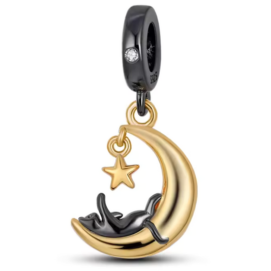 Ajoutez une touche de mystère et de sophistication à votre collection avec ce charm Chat Noir Or. Confectionné en argent sterling S925 avec finition dorée, ce charm allie élégance et qualité tout en capturant l’allure énigmatique du chat noir.

La finition dorée met en valeur les détails raffinés du design, ajoutant une touche de luxe et de charme à vos bracelets Pandora. Ce charm est parfait pour ceux qui apprécient les accessoires élégants et les motifs inspirants.