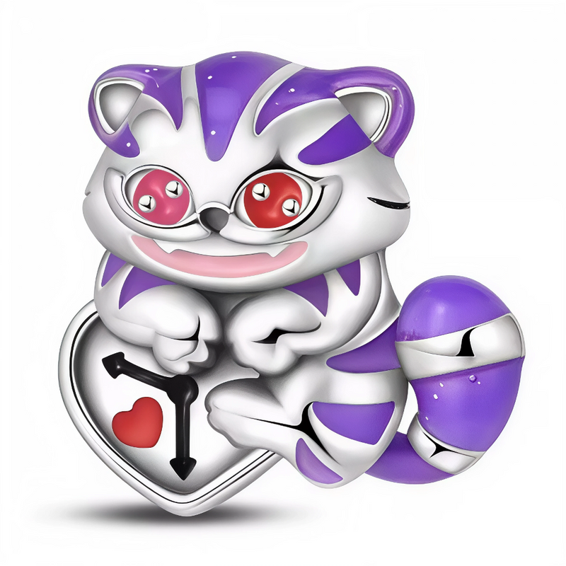 Ce charm fantastique mystérieux dépeint un Chat rayé violet-argenté aux yeux rouges globuleux hypnotiques, sourire rose carnassier béant et posture accroupie joueuse serrant un cœur d'ancre inversé. La queue bouclée violette et motifs stellaires renforcent l'énigme du pendentif suspendu. Symbole de disparitions malicieuses et paradoxes oniriques, il efface les bracelets dans un éclat de folie merveilleuse.

Caractéristiques

Matière : Argent 925 avec émail violet et cristaux rouges yeux.
Design : Chat 3D ra