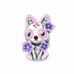Le chat est en argent 925, avec des yeux cerclés d’émail rose, un petit nez noir et un cristal rose en forme de losange au centre du front, ce qui lui donne une allure presque magique. Ses pattes et ses oreilles sont soulignées de rose, tandis que plusieurs fleurs violettes en relief décorent sa tête et son corps, certaines centrées par de petites pierres claires en guise de cœurs de fleur. L’ensemble crée un motif très mignon, parfait pour les amoureux des chats et des couleurs pastel.
